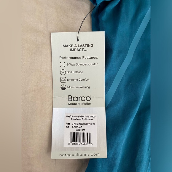 New women’s scrub top - Picture 3 of 5